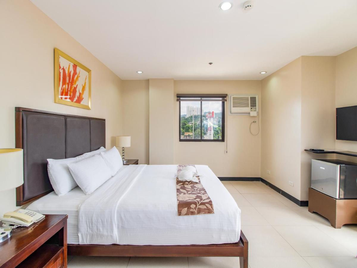 Main Hotel & Suites Cebu Екстер'єр фото