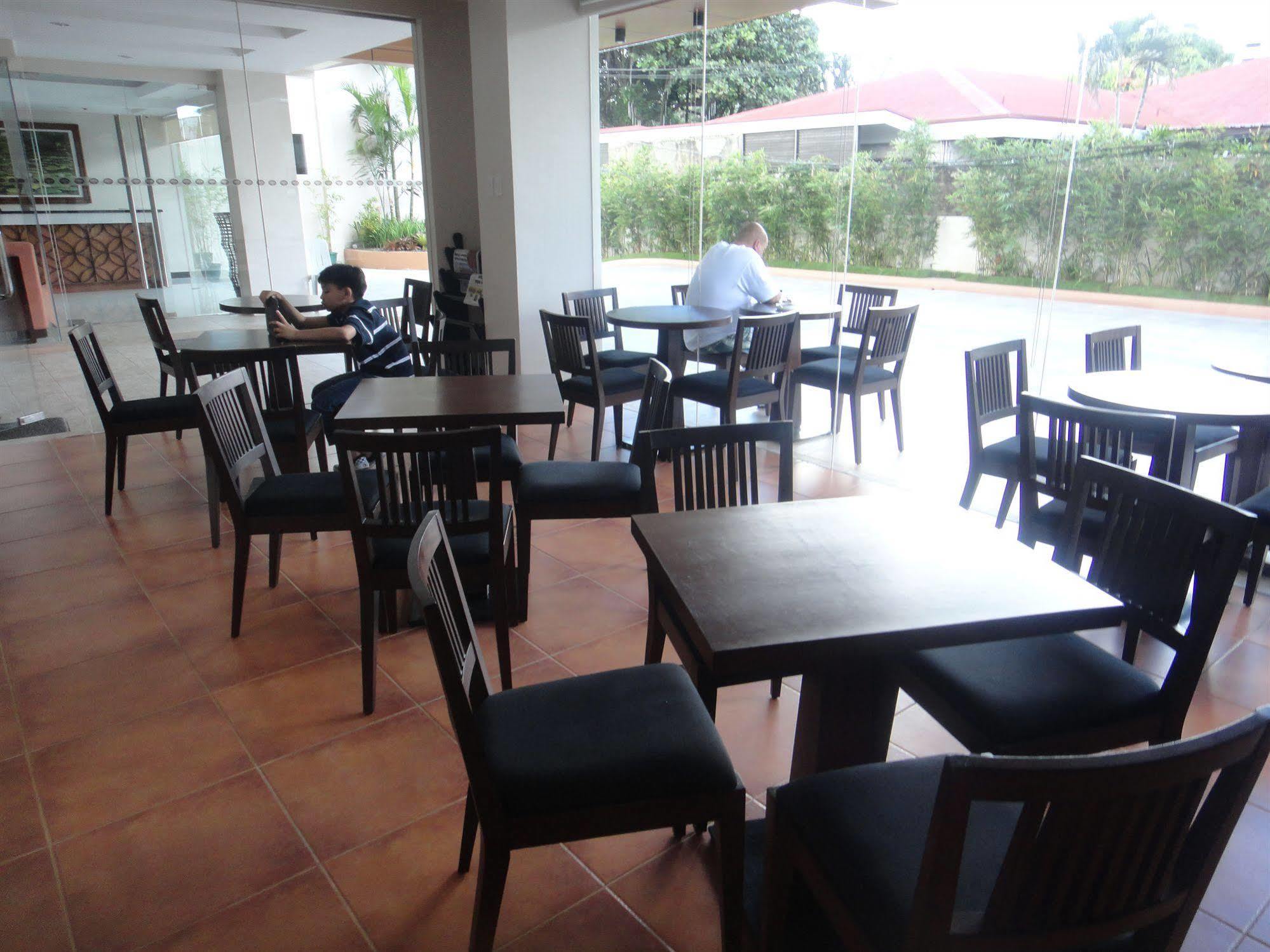 Main Hotel & Suites Cebu Екстер'єр фото